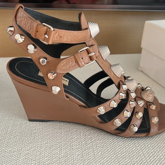 Balenciaga studded wedge in camel color with studded detail on two strap sandal - Picture 4 of 4